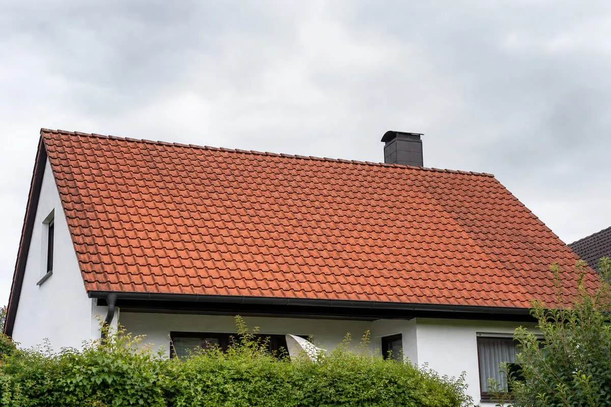 Dach mit PV-Anlage – vorher