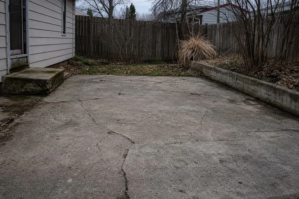 Alte Betonfläche → Natursteinterrasse – vorher